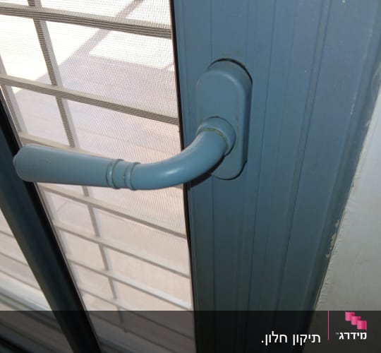 ידית חלון אלומיניום עם רשת ברקע